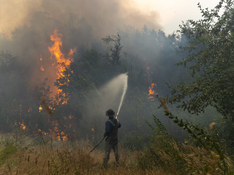 Bombero en medio del incendio