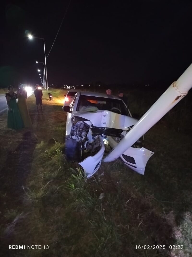 Choque contra un poste de luz de frente, de un automóvil