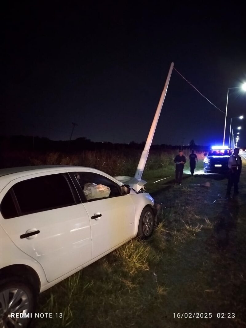 Siniestro: Auto choca con poste de alumbrado público